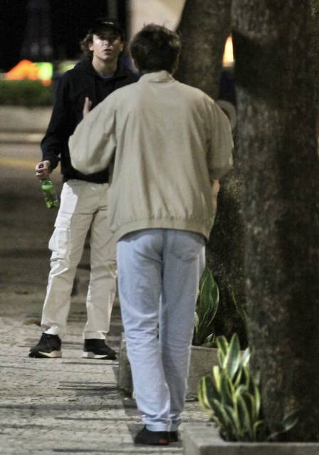 Jesuíta Barbosa briga com o namorado na rua (Foto: EXTRA)