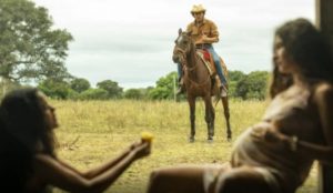 Juma (Alanis Guillen) vai fazer de tudo para ter o filho da forma que deseja em Pantanal (Foto: Reprodução / Globo)