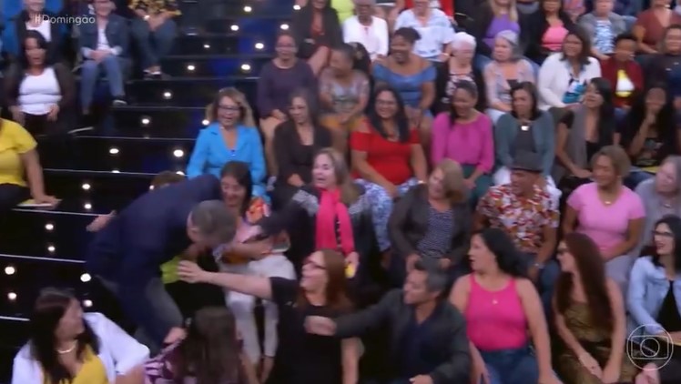 Luciano Huck se desequilibrou e quase caiu no Domingão (Foto: Reprodução)