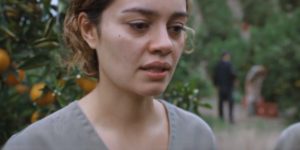 Maíra jura se vingar da mãe e da irmã na novela Todas as Flores (Foto: Reprodução/Globo)