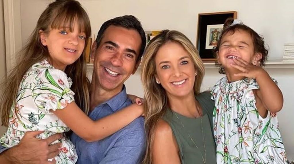 César Tralli e Ticiane Pinheiro com suas filhas, a enteada do apresentador Rafaella Justos e a pequena Manuella