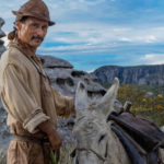 Timbó (Enrique Diaz) vai dar fim, em breve, a todo seu sofrimento e pobreza em Mar do Sertão (Foto: Reprodução / Globo)