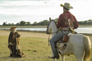 Após baque, o Velho do Rio (Osmar Prado) dará um "prêmio de consolação" a Tadeu (José Loreto) em Pantanal (Foto: Reprodução / Globo)