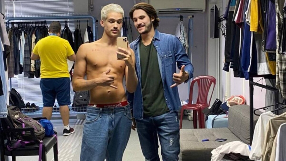 João Guilherme e Nicolas Prattes nos bastidores de nova série da Globoplay (Foto: Reprodução)