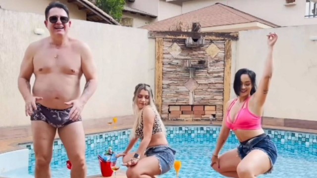 Marrone dança com mulheres à beira da piscina (Foto: Reprodução/Instagram)