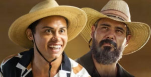 Pantanal - Alcides (Juliano Cazarré) e Zaquieu (Silvero Pereira) vão dormir juntos após declaração do ex-mordomo: "Você é um farol" (Foto: Reprodução / Globo / Montagem TV Foco)