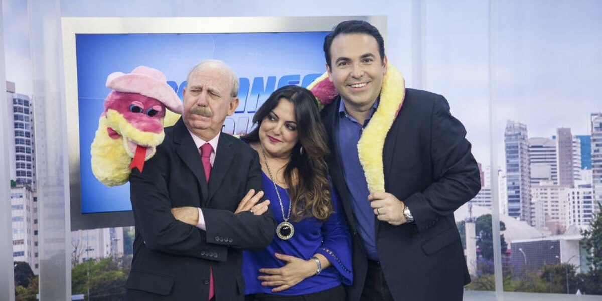 Reinaldo Gottino, Fabíola Reipert, Renato Lombardi e a cobra Judith no programa "Balanço Geral" (Foto Reprodução/RecordTv)