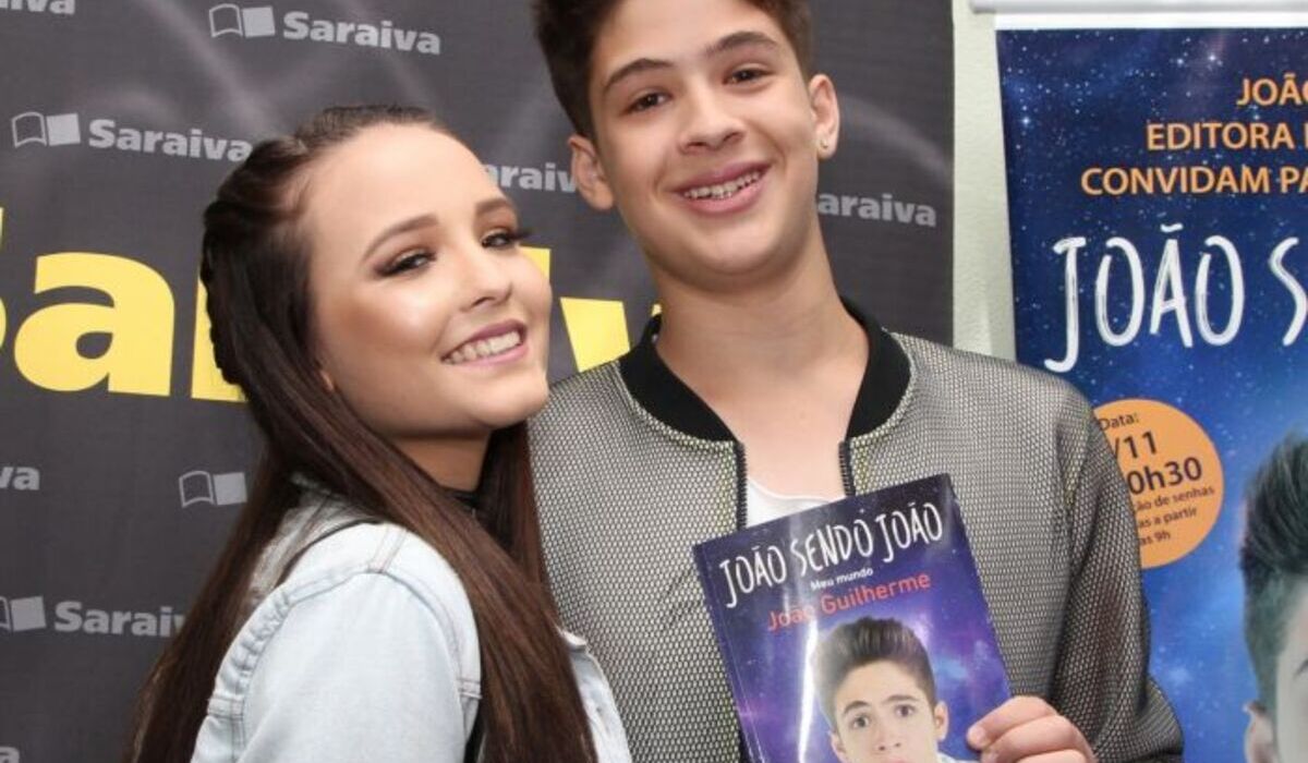 João Guilherme recebendo o apoio de Larissa Manoela no dia do lançamento do seu livro (Foto Reprodução/Internet)