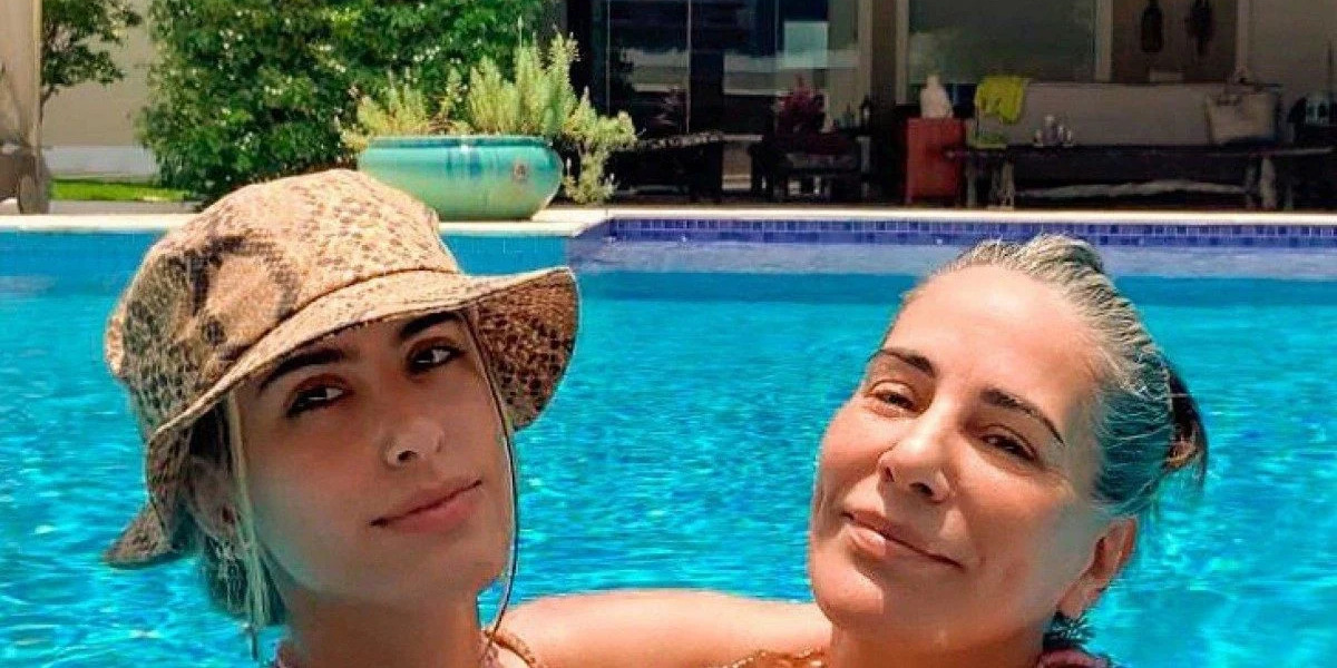 Glória Pires e filha, curtindo a piscina de sua mansão (Foto: Reprodução)