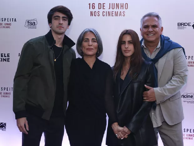 Família reunida em estreia do filme de Gloria Pires (Foto: Divulgação)