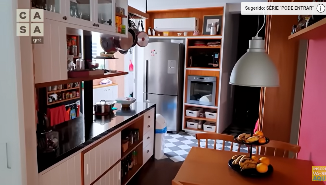 Em um apartamento comum, a cozinha, área de serviço e sala de jantar seria uma coisa só, no da atriz foi pensado para que parecessem áreas distintas (Foto Reprodução Youtube)