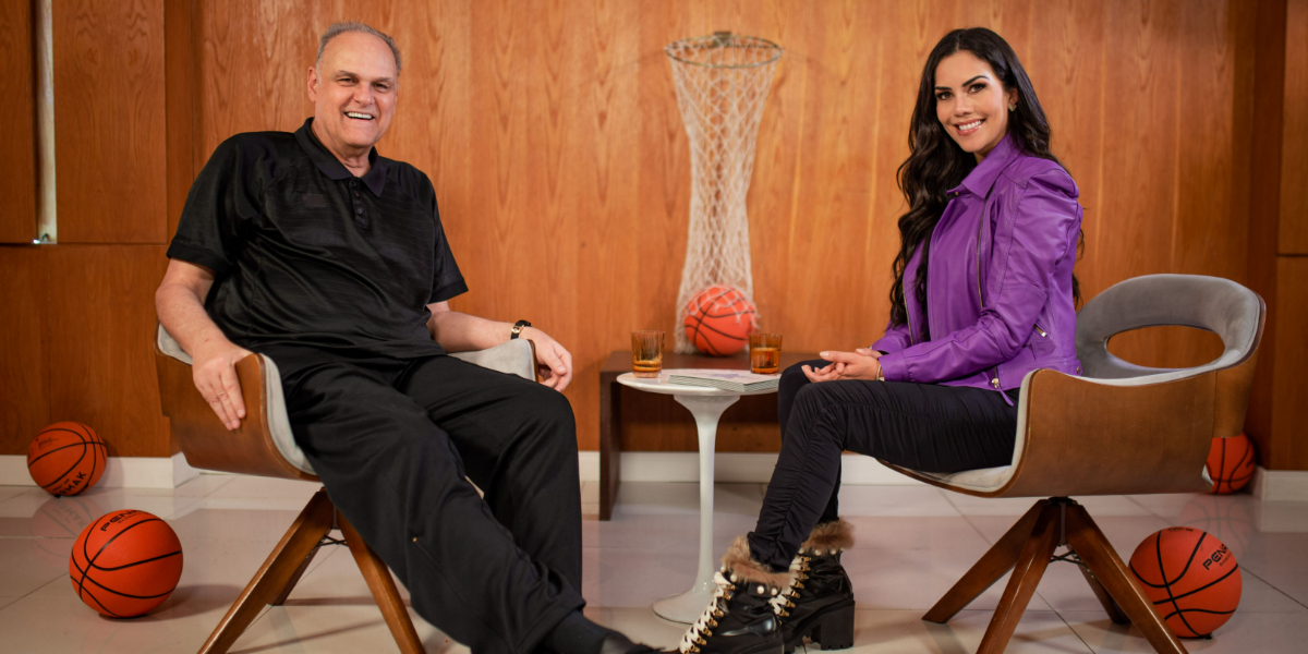 Oscar Schmidt deu entrevista a Daniela Albuquerque no "Sensacional" (Foto: Divulgação/RedeTV!)