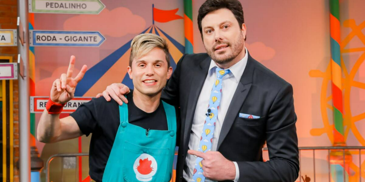 Danilo Gentili com Gato Galáctico no "The Noite" (Foto: Divulgação/SBT)