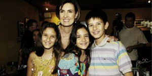 Imagem do post Fátima Bernardes publica foto com filho que assumiu relação e para muitos ele é o mais lindo do Brasil