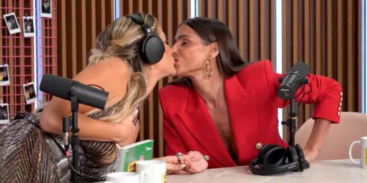 Gio Ewbank e Deborah Secco deram um selinho durante podcast (Foto Reprodução/Youtube)