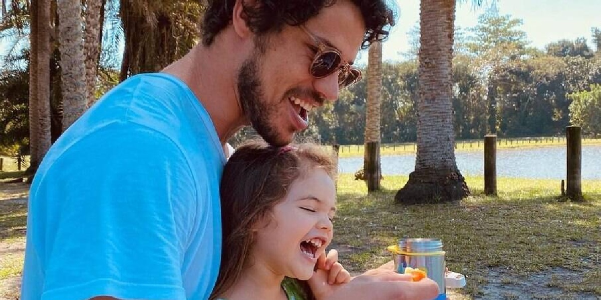 Ator com a filha no parque (Foto: Divulgação)