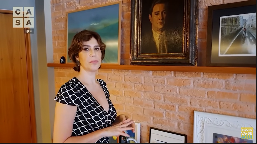 Maria Clara mostra o quadro que o pintor Portinari fez para o seu tio, os dois eram amigos próximos (Foto Reprodução) 