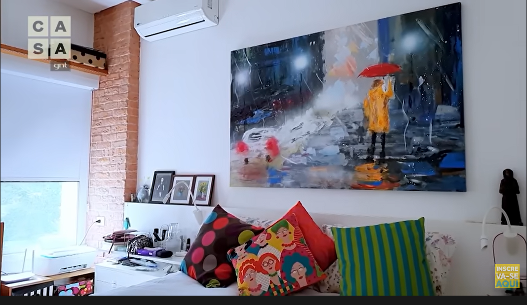 Mais um quadro feito por Edgard, dessa vez no quarto, que ele fez especialmente para o ambiente (Foto Reprodução/Youtube)