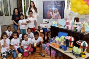 Sara Cunha com Sueli e crianças (Foto: Luciney Martins)