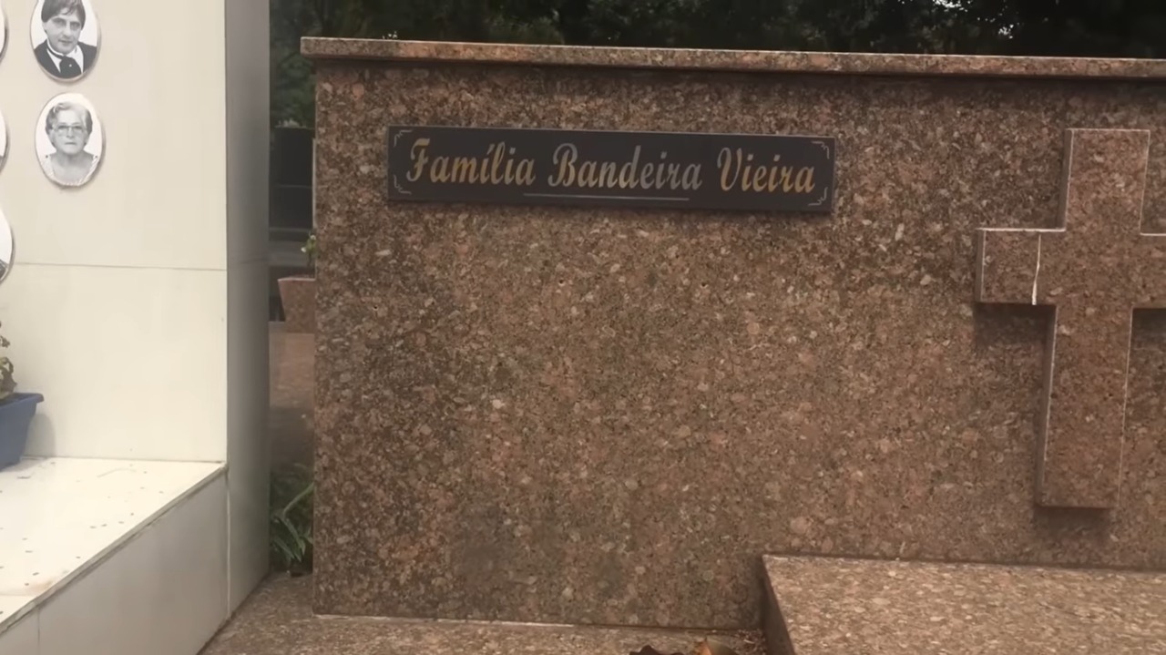 Jazigo da família de Cidinha, onde ela está enterrada (Foto: Reproduução/YouTube)