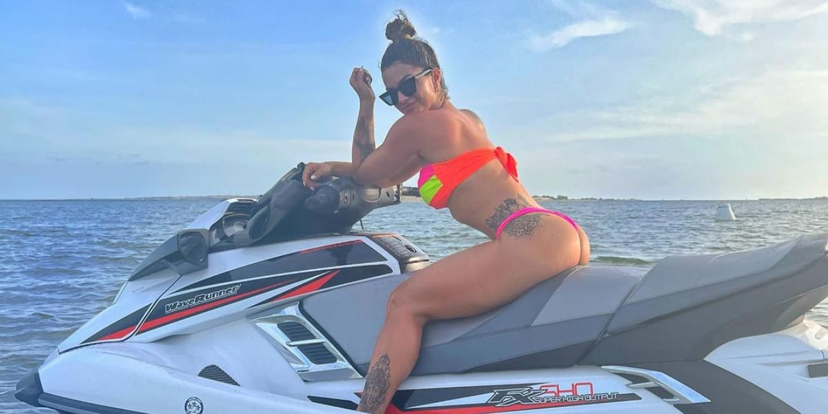 A artista dando uma volta de Jet Ski (Reprodução: Instagram)