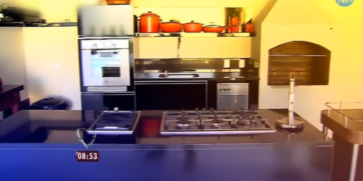 Cozinha gourmet da residência do apresentador (Foto:Reprodução/Youtube)