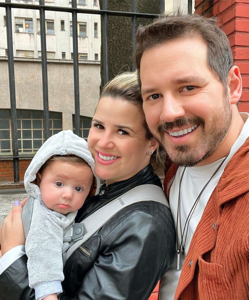 Famoso publica foto ao lado de esposa e filho (Instagram)