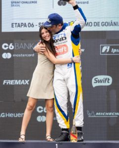 Edu Guedes ao lado de sua filha na comemoração da vitória na Porsche Cup (Reprodução)