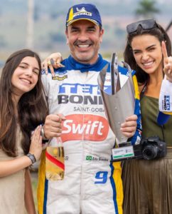 Edu Guedes ao lado de sua filha na comemoração da vitória na Porsche Cup (Reprodução)