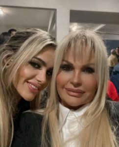 Monique Evans com sua namorada em publicação nas redes sociais (Reprodução)