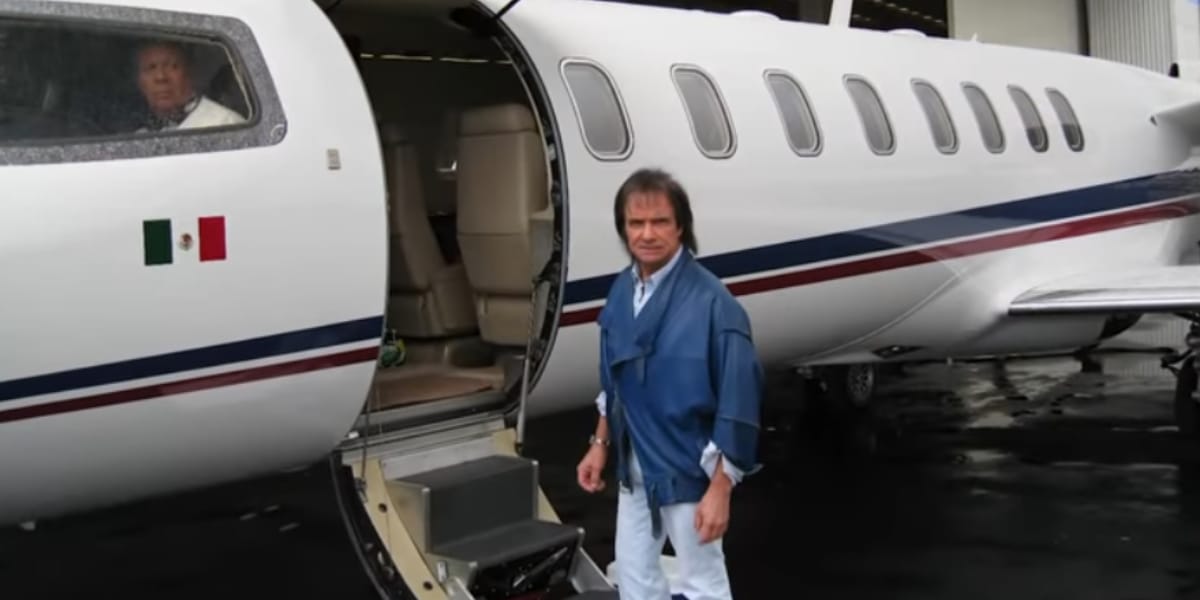 Avião particular que Roberto Carlos usa para ir ao seus shows (Reprodução: Youtube)