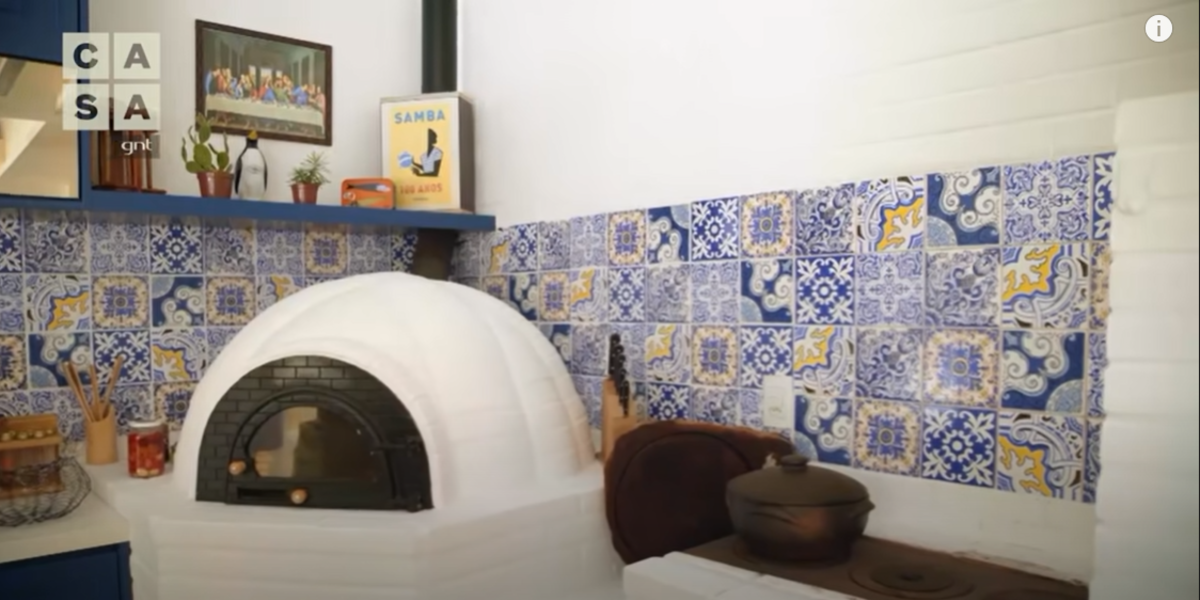 O forno a lenha fica em uma parte muito bem decorada com azulejos no estilo português dando todo um charme ao local (Foto Reprodução/Youtube)