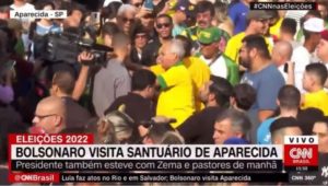 Bolsonaro visita Santuário de Aparecida e apoiadores do presidente hostilizam e tentam agredir jornalistas (Foto: Reprodução / Twitter)