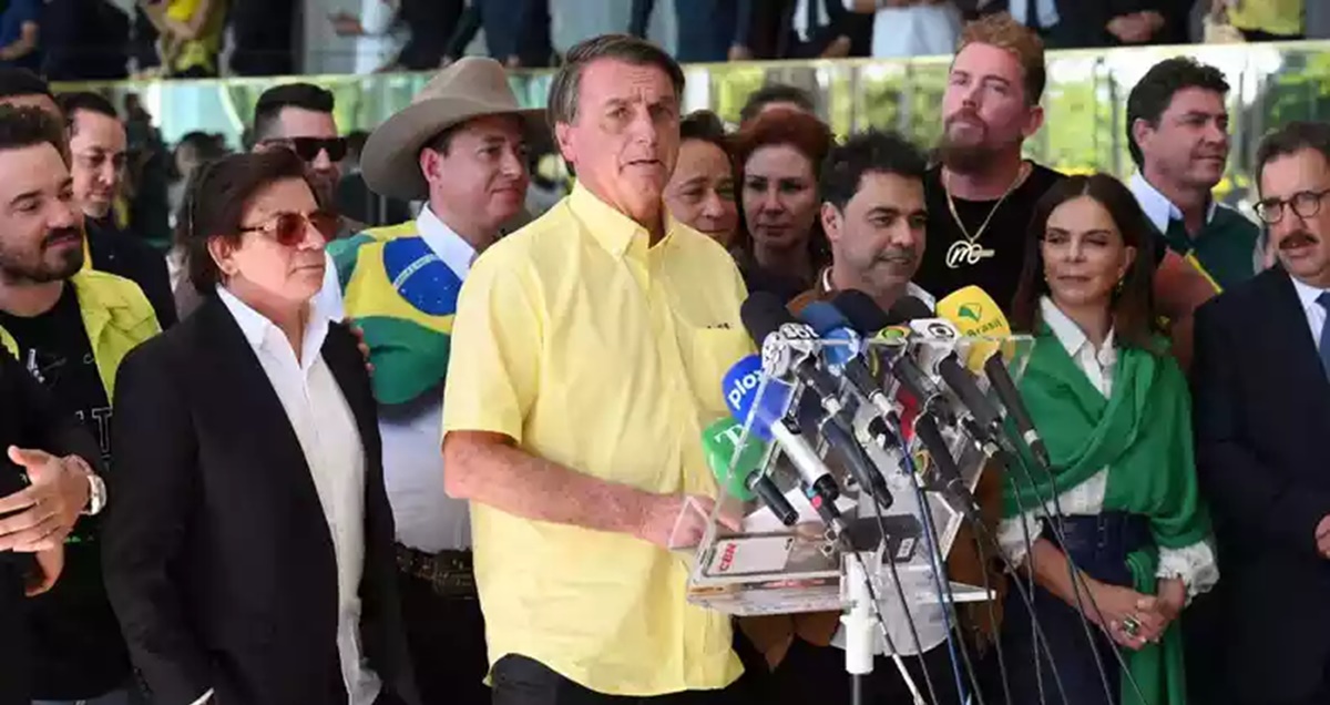 Jair Bolsonaro com Chitãozinho e Zezé Di Camargo, sem Xororó e Luciano Camargo; ausência foi notada pelo público