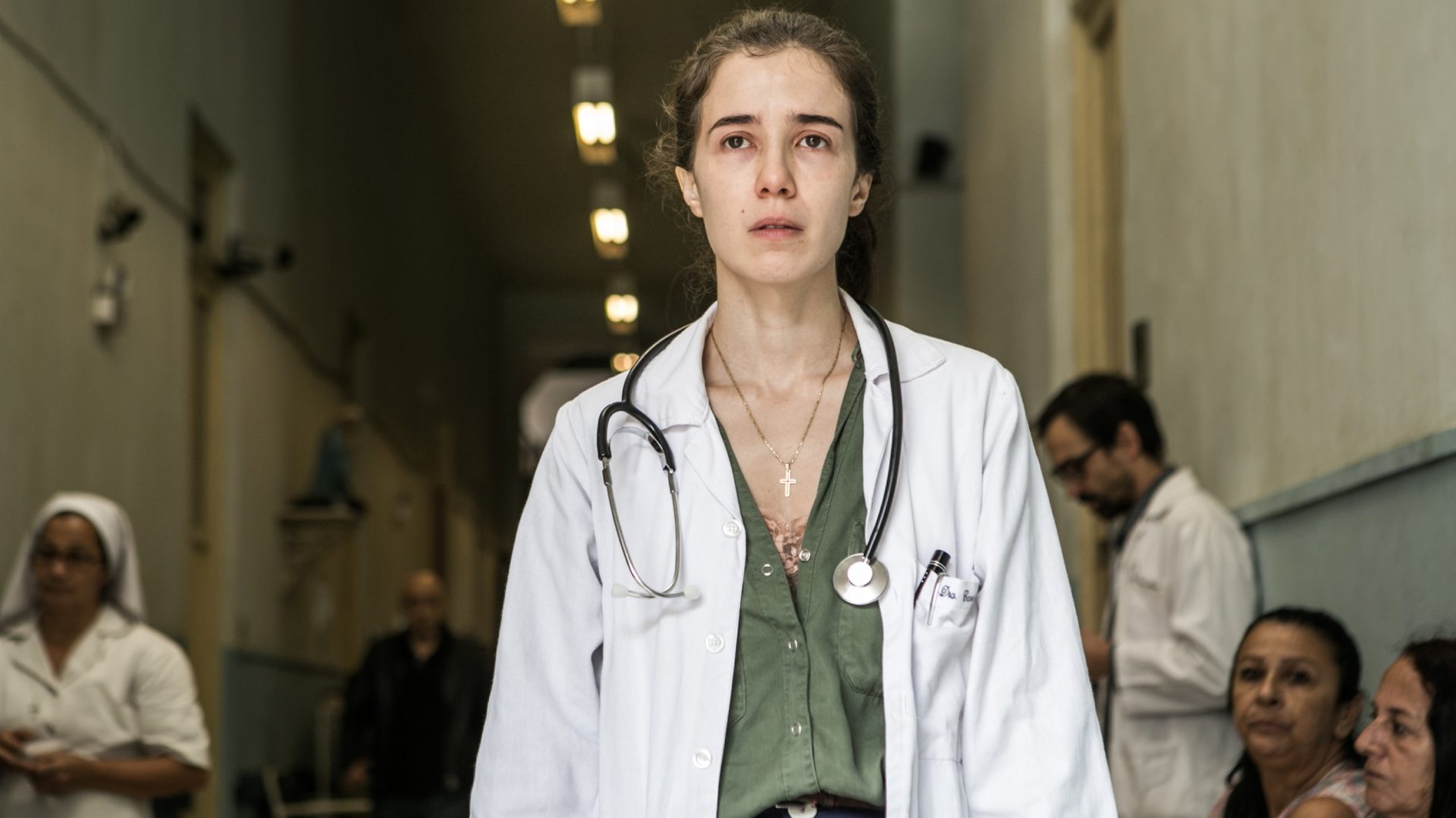 Marjorie Estiano como Dr Carolina em Sob Pressão (Foto Reprodução/Globoplay)