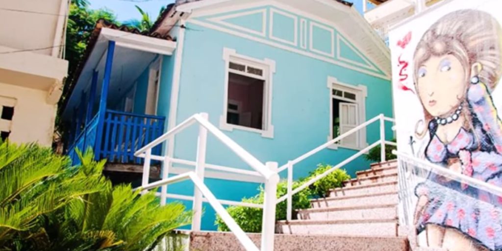 Escadaria da rua que dá acesso a casa, atual museu de Roberto Carlos (Reprodução: Youtube)