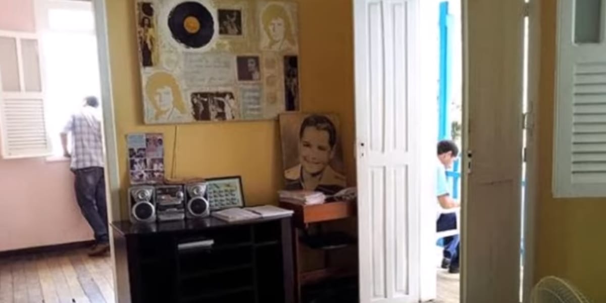 Instrumentos que Roberto Carlos utilizou no começo de sua carreira como cantor (Reprodução: Youtube)