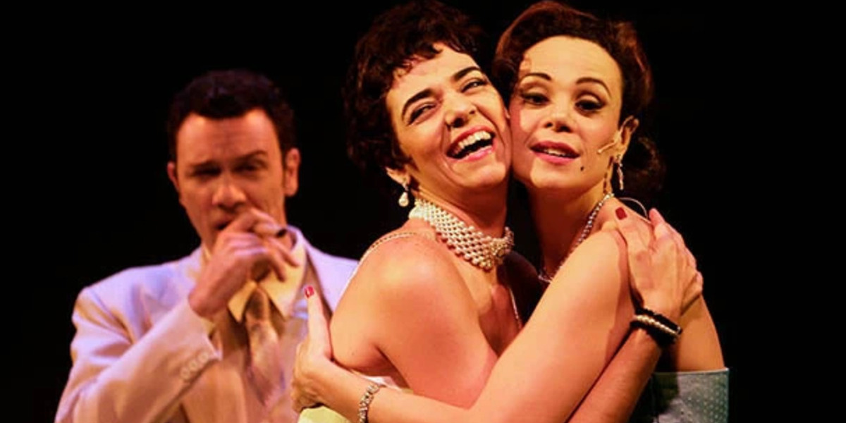 Vanessa Gerbelli e Solange Badim interpretando as eternas rainhas do rádio no teatro (Foto Reprodução/Reportagens Globo)