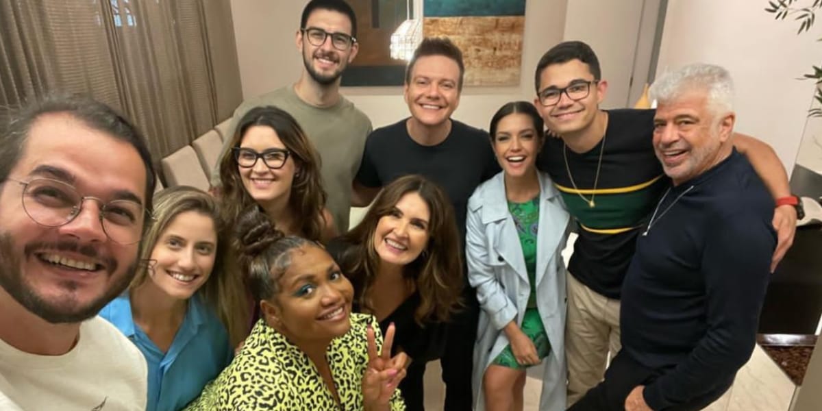 Fátima Bernardes fez um registro com o elenco do The Voice Brasil e seu namorado, Tulio Gadêlha e sua filha Bia Bonemer (Reprodução: Instagram)