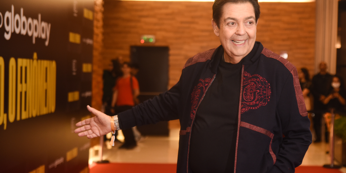 Faustão posou sozinho na première e parecia estar bem empolgado (Foto Reprodução/Internet) 