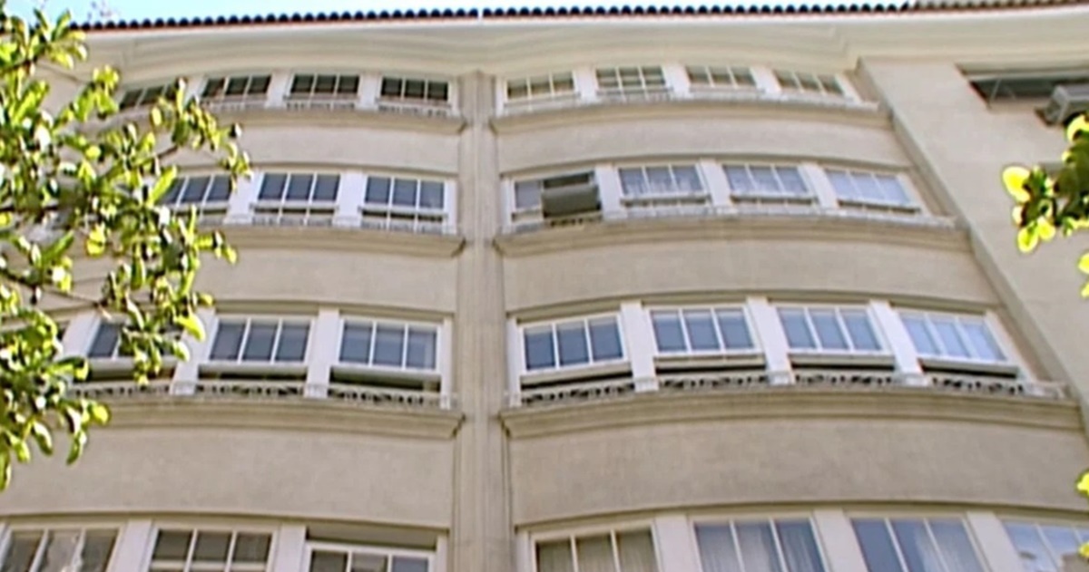 A famosa fachada do prédio de luxo com cinco andares de Laços de Família, aonde estava o apartamento de Helena.