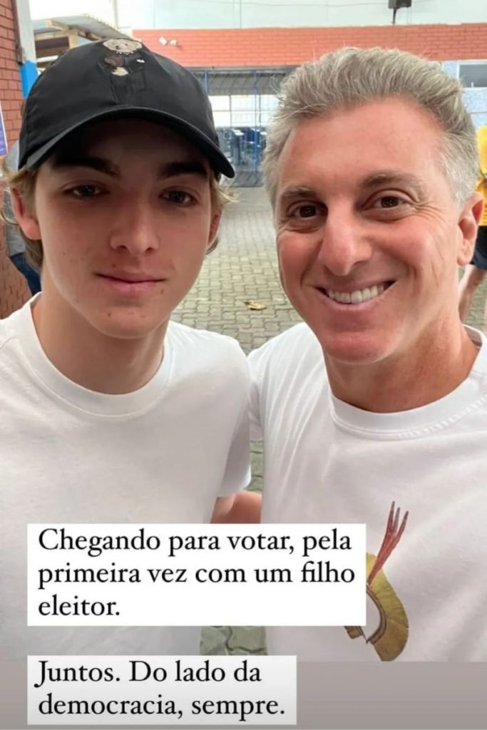 Joaquim votando pela primeira vez, ao lado do pai, Luciano Huck – Foto: Reprodução Instagram