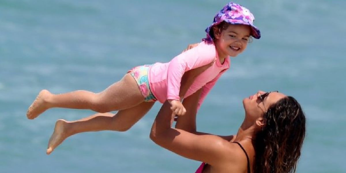 Debora Nascimento na praia com a filha (Foto: Divulgação)