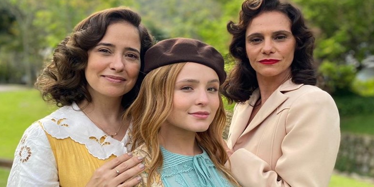 Paloma Duarte, Larissa Manoela e Manu Galli nos bastidores de "Além da Ilusão" (Foto: Reprodução)