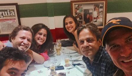 Atriz com amigos e a esposa (Foto: Reprodução)