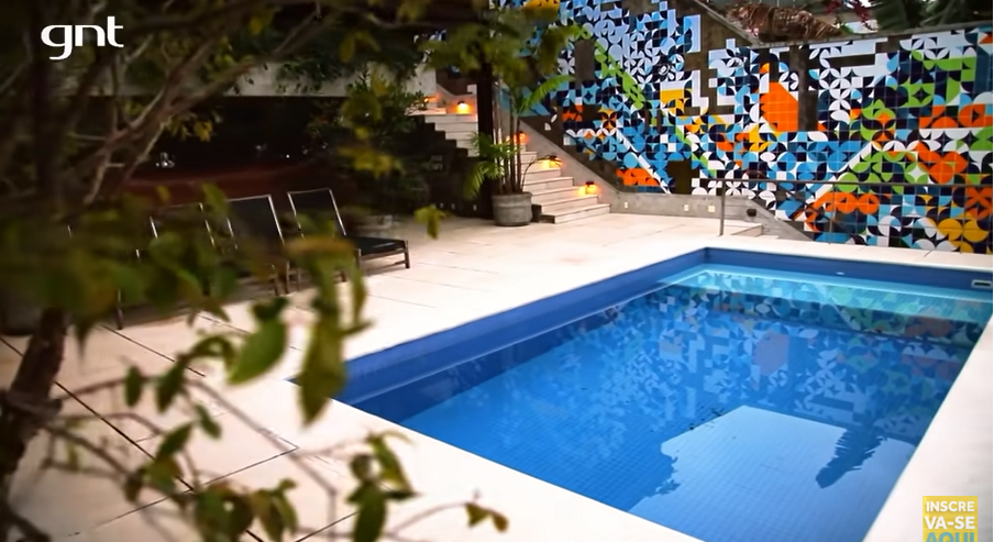 Piscina em meio à azulejos coloridos ganha todo um destaque (Foto Reprodução/GNT)