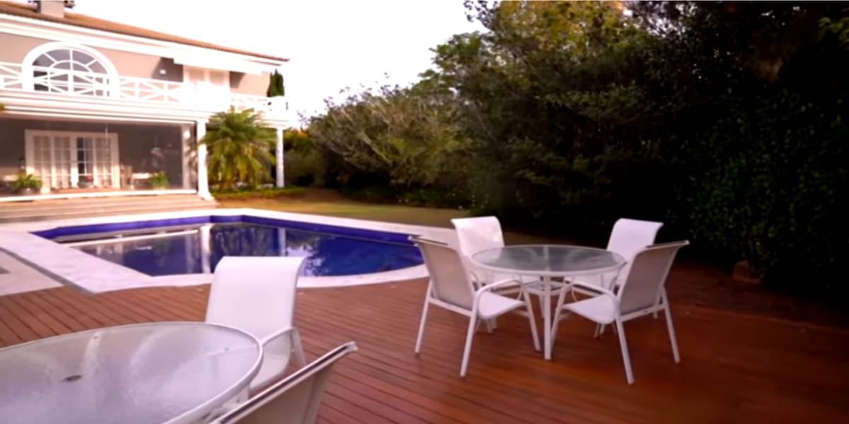 Enorme piscina da mansão de Fábio Jr. (Reprodução: Youtube)