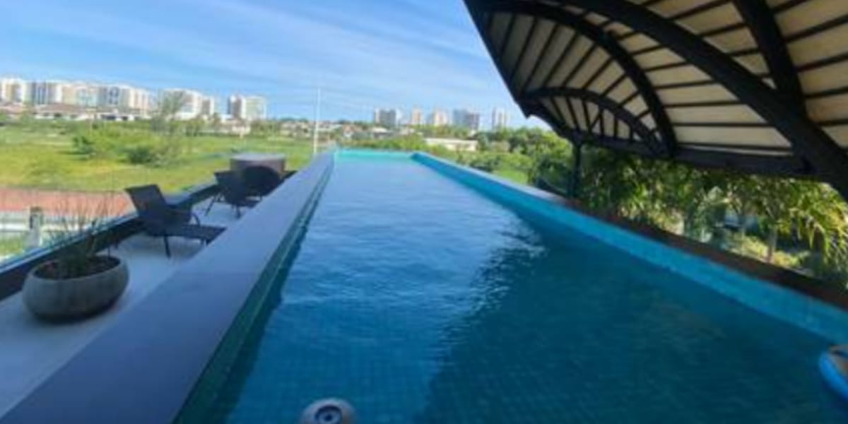 Piscina do terraço da mansão de Marina Ruy Barbosa (Reprodução: Youtube)