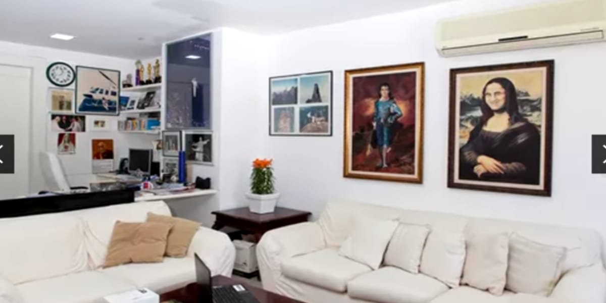 Sala da mansão com quadros pendurados na parede (Reprodução: Youtube)