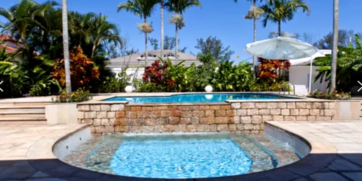 Vista da da sala da residência, com piscina e jardim (Reprodução: Youtube)